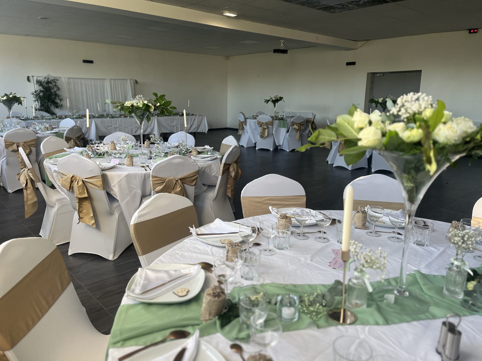 Salle de réception dressée pour un mariage chez Team Square