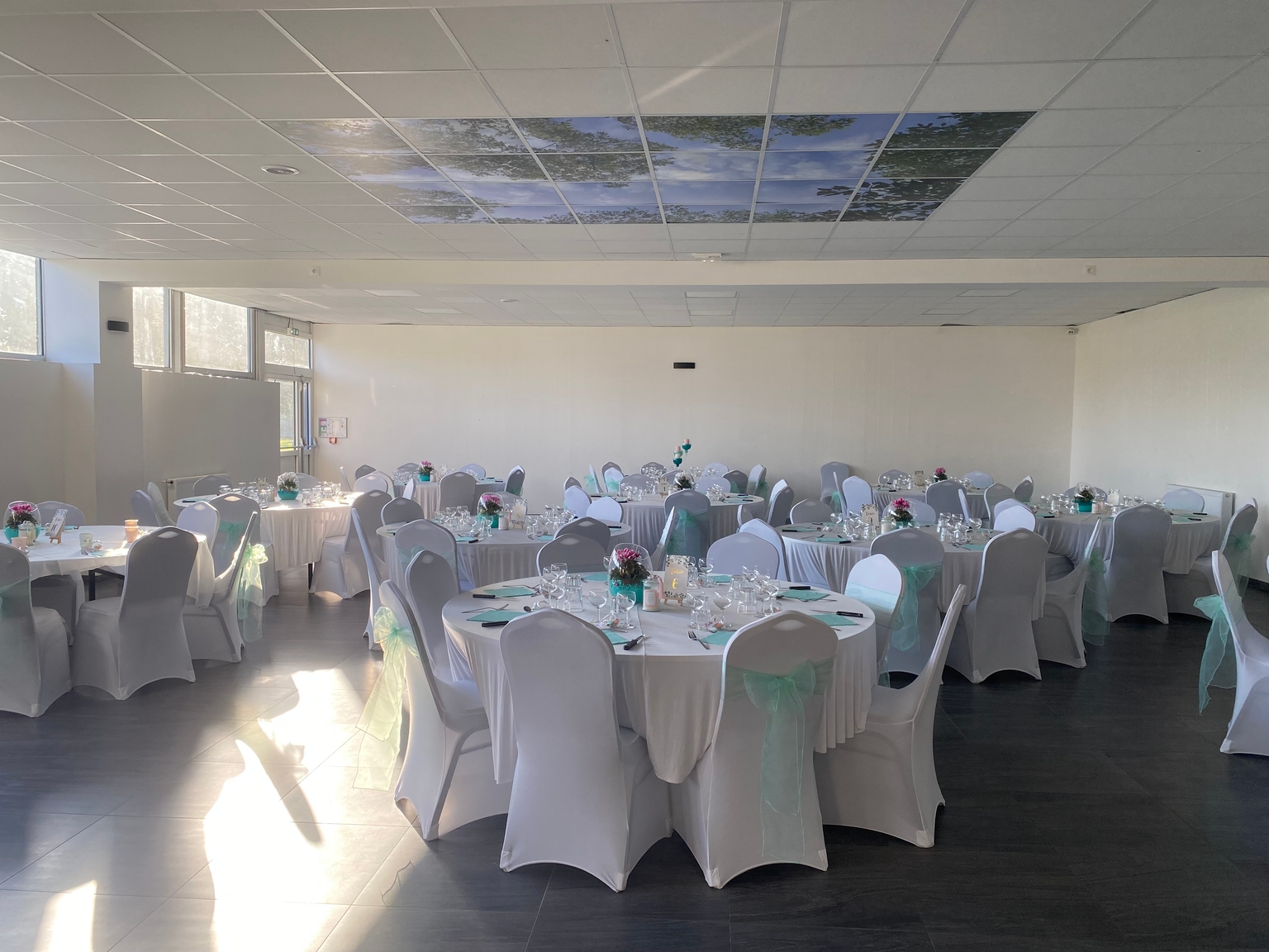 La salle Aphrodite dressée pour une réception de mariage chez Team Square